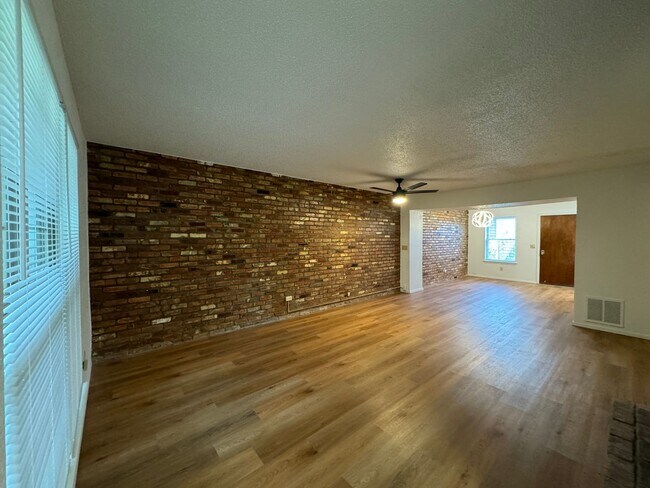 Building Photo - $500 OFF MOVE IN SPECIAL | Cozy Townhome in Quail Creek 2/2.5/2 Car Garage