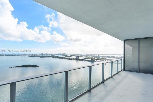 Building Photo - 700 NE 24th St