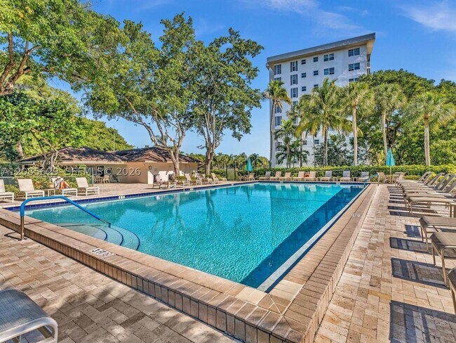 Building Photo - 3150 N Palm Aire Dr