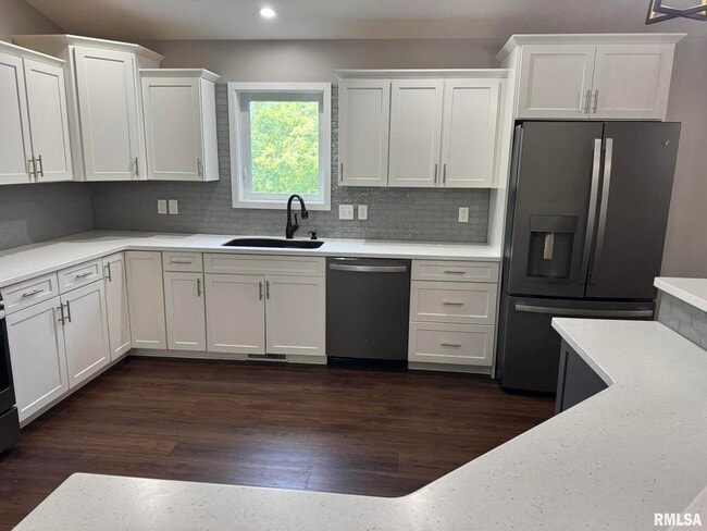 Building Photo - 18 Elmwood Dr