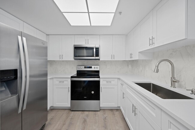 Building Photo - 500 Crestwood Ct N