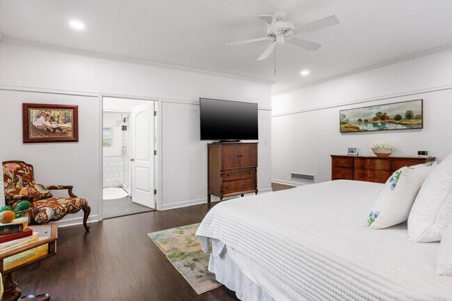 Building Photo - 615 Springhill Dr NE