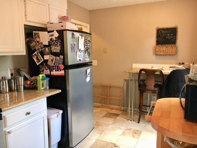 Building Photo - 2BD + Office Space/2.5 Bath - Townhome in ...