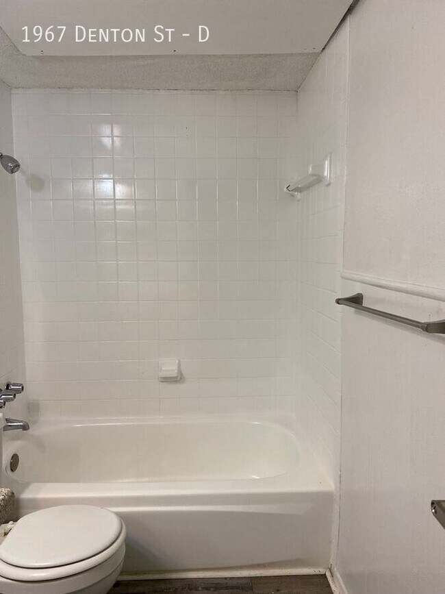 Building Photo - $500 moves you in