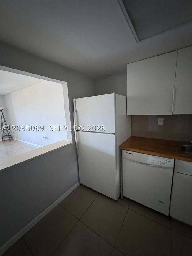 Building Photo - 10090 NW 80th Ct