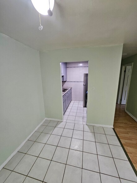 Building Photo - 580 Hill Dr