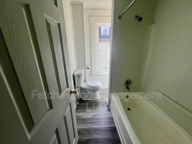 Building Photo - 615 Lake St