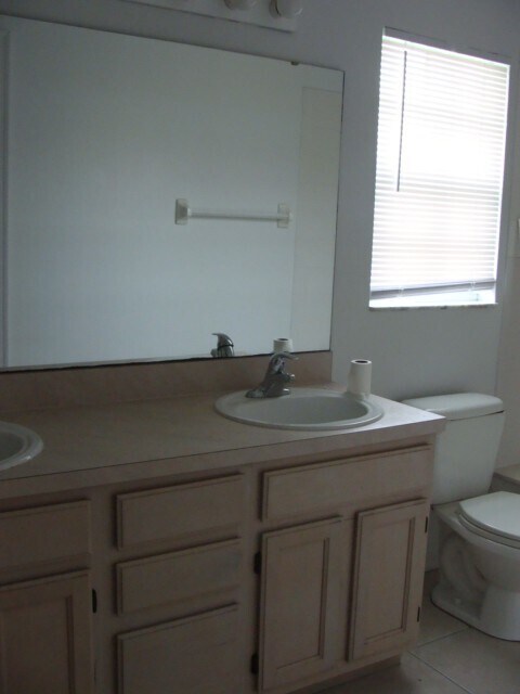 Building Photo - 3 Bed/2 bath 2 Car July 1 st  Call Carole ...