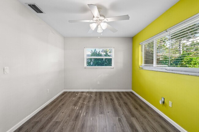 Building Photo - Single Family home on quiet street steps from the Intracoastal and Dining