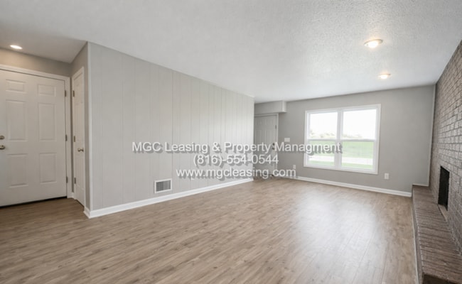 Building Photo - Raytown Duplex Available for Immediate Move-In
