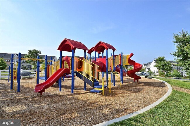 Building Photo - SPACIOUS 3 LEVEL TOWNHOUSE IN CLARKSBURG