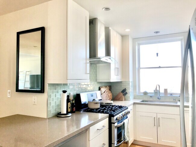 Building Photo - 1990 Green St