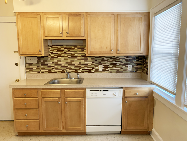 Kitchen - 212 Hubbell Ave