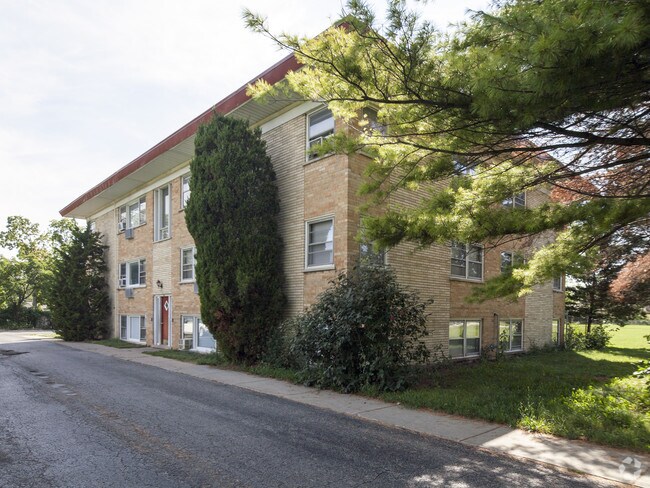 Building Photo - 331 E Fullerton Ave