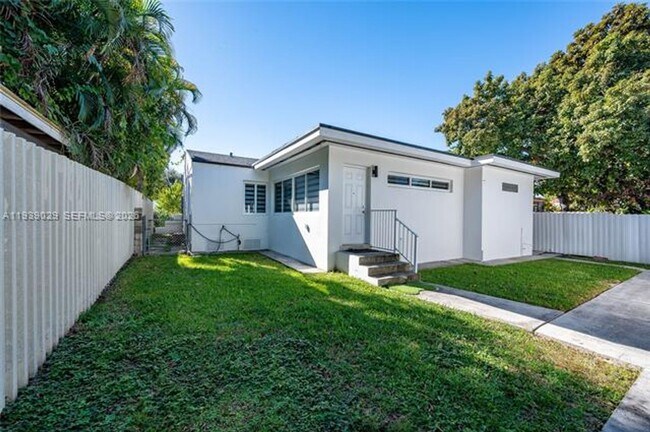 Building Photo - 3077 SW 5th St