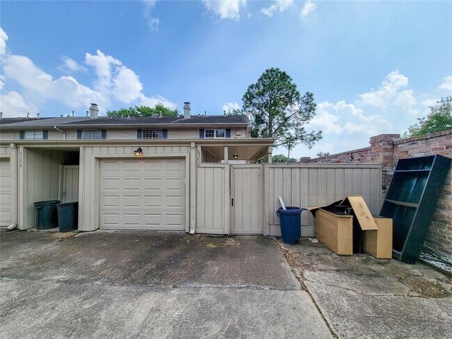 Building Photo - 6350 Chevy Chase Dr