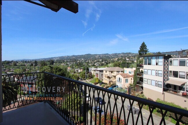 Building Photo - Spacious One Plus Bedroom Condominum off Broadway Terrace