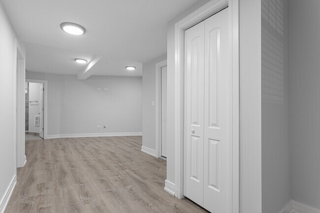 Building Photo - 1062 W Glenlake Ave