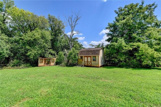 Building Photo - 6085 Glenridge Dr