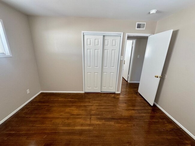 Building Photo - Updated 3 bedroom Centrally Located