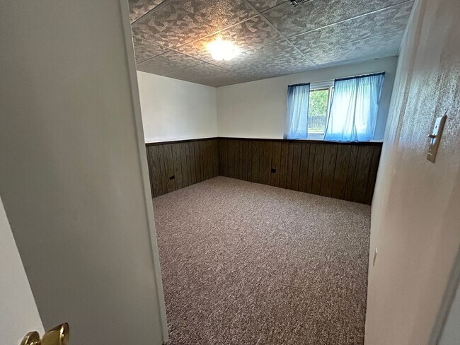 Building Photo - 5 Bed 2 Bath Home with 2 Car Attached Gara...