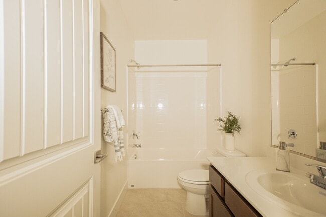 Building Photo - 916 N Olive Ave