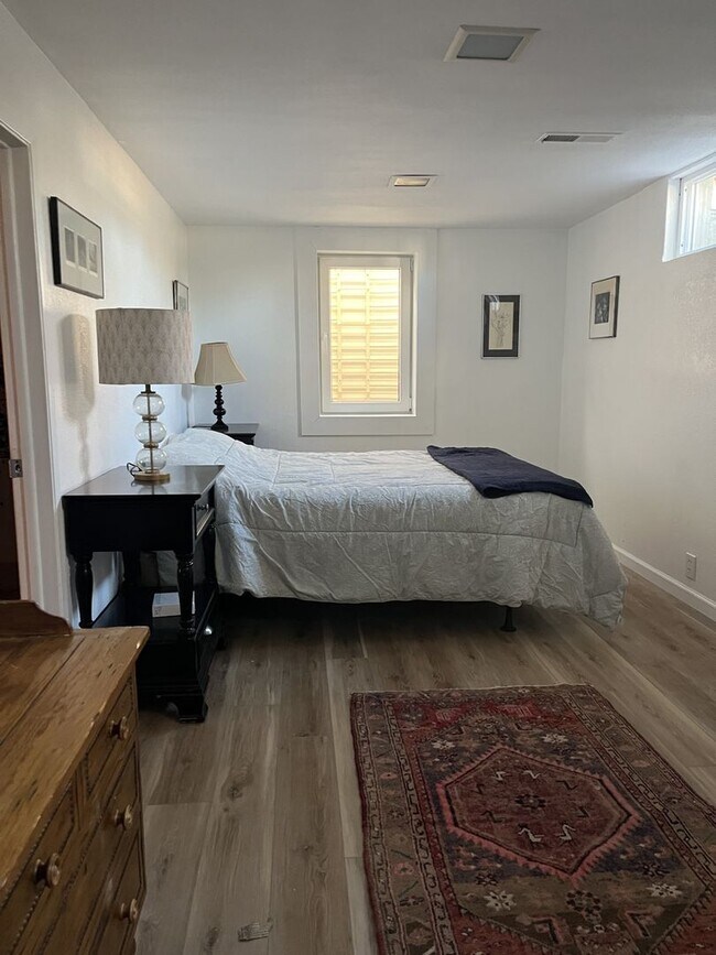 Building Photo - Updated Basement Unit Furnished or Unfurnished