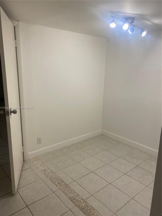 Building Photo - 3101 N Country Club Dr