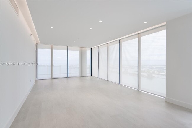 Building Photo - 700 NE 24th St