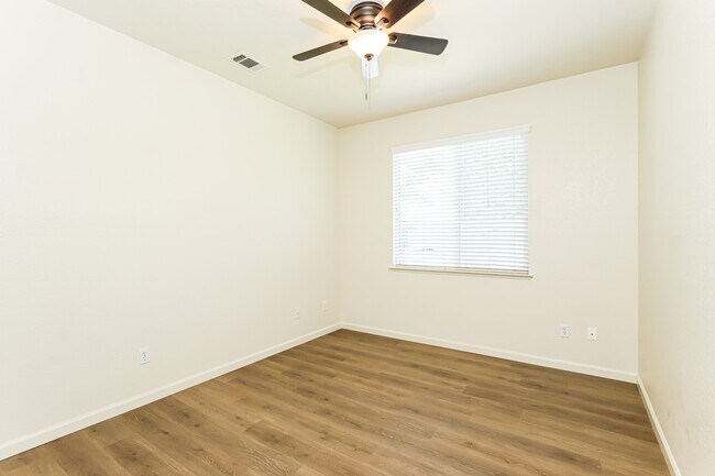 Building Photo - 936 Heartland Dr