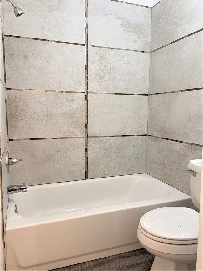 Building Photo - Spacious 3-Bedroom Home with Modern Amenit...