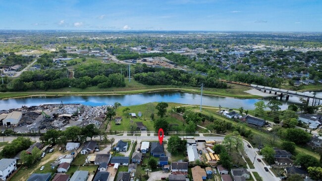 Building Photo - 7919 Brays St