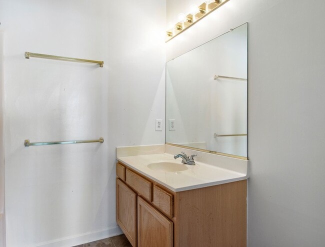 Building Photo - Spacious & Bright Condos Located in Glen A...