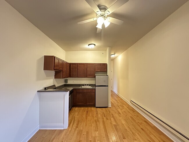 Building Photo - 824 W Cornelia Ave