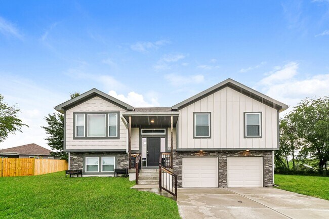 Building Photo - NEW PRICE!!!  Don't miss out.