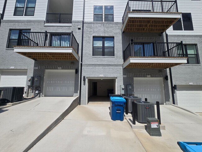 Building Photo - Brand Spankin' New Condo on White St!