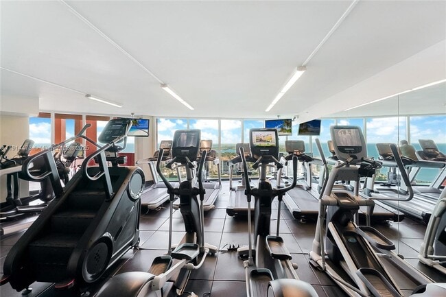 Building Photo - 300 South Pointe Dr