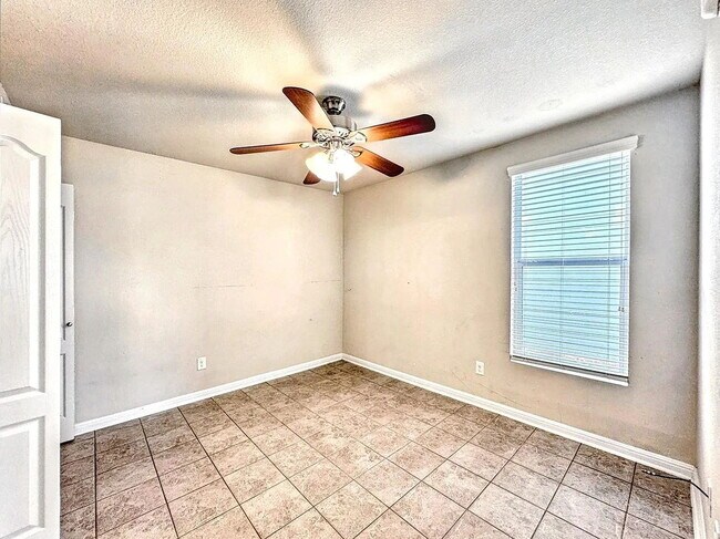 Building Photo - "Cozy 1-Bedroom Gem in San Marcos - Modern Comfort in 500 Sq Ft!"