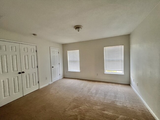 Building Photo - 302 Cherry Way