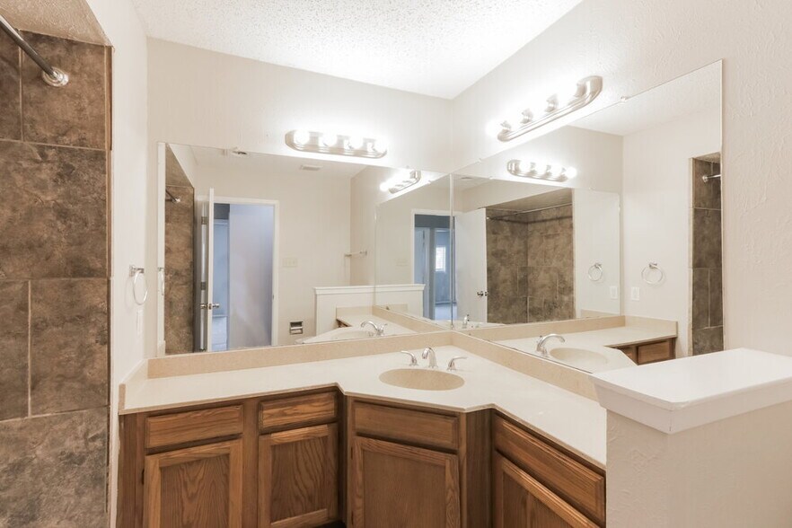 Building Photo - 2637 Remmington Dr