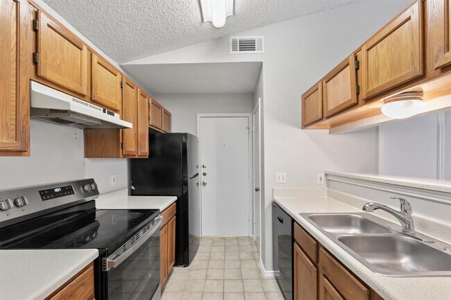 Building Photo - 6002 Parkwood Dr