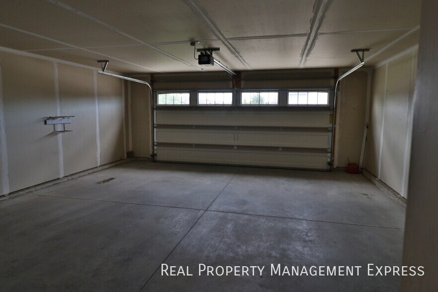 Building Photo - Fantastic 2 Bedroom 2 Bathroom Condo on th...