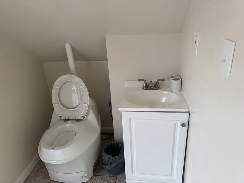 Building Photo - 2470 Crow Valley Rd NW