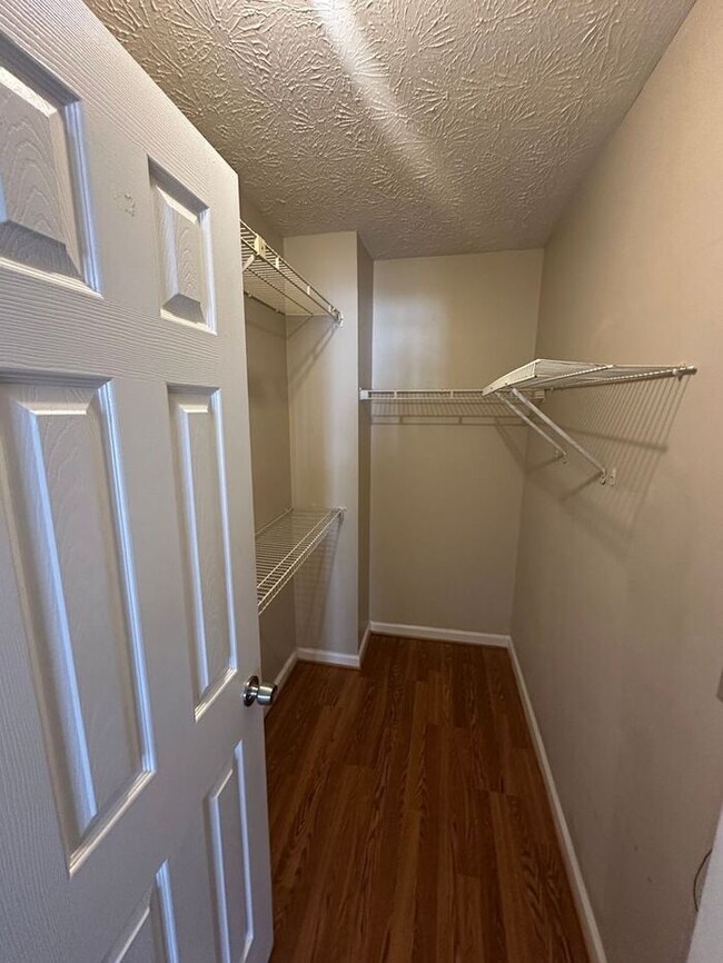 Building Photo - NOW READY! 1 bedroom 1 bath unit!