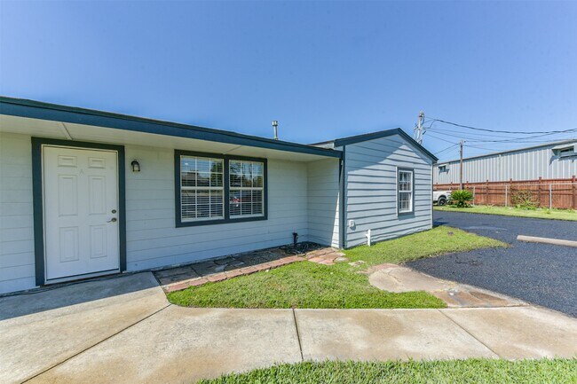 Primary Photo - 1266 Dove St