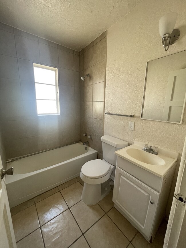 Building Photo - 1402 St Johns Dr