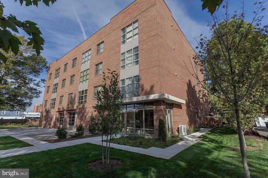 Building Photo - 905 N Jackson St