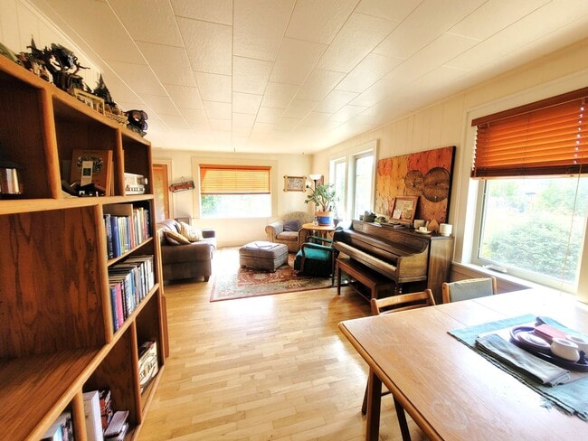 Building Photo - Charming Three Bedroom Home with Large Fen...