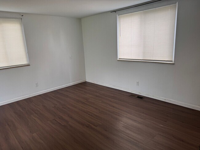 Building Photo - 4942-4944 Beacon Hill
