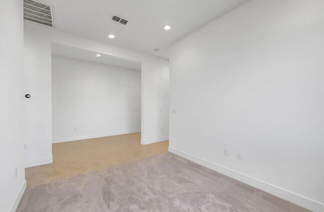 Building Photo - Beautiful Corner Lot 3 Bed 3 Bath Home